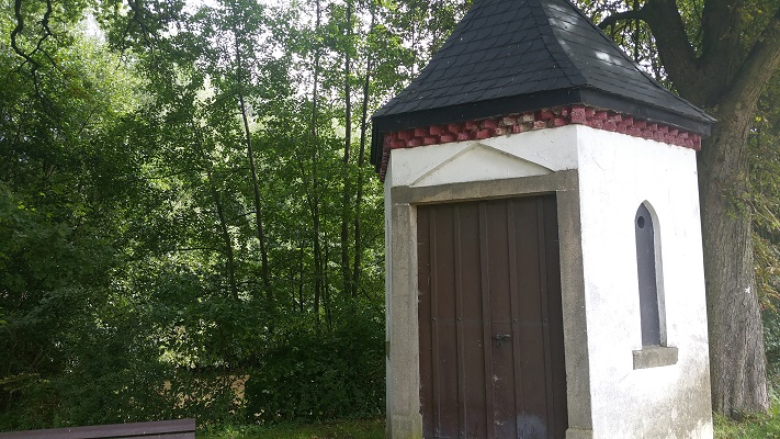 Kapel tijdens wandeling over Hermannsweg van Tecklenburg naar Brochterbeck op wandelreis in het Teuroburgerwald in Duitsland
