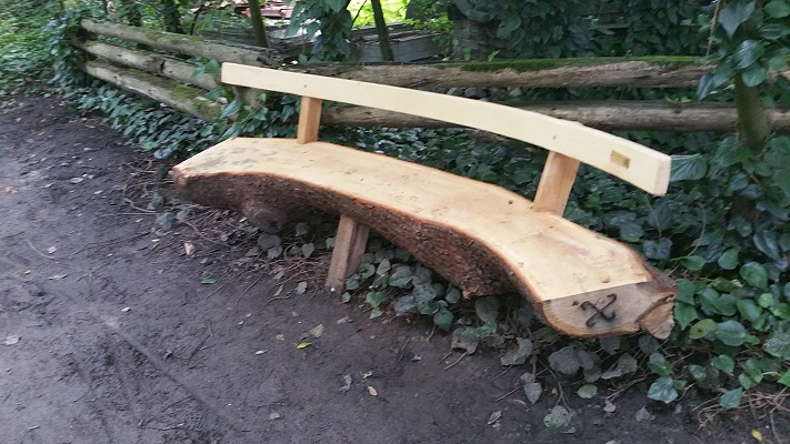 Houten zitbank tijdens wandeling over Hermannsweg van Tecklenburg naar Brochterbeck op wandelreis in het Teuroburgerwald in Duitsland