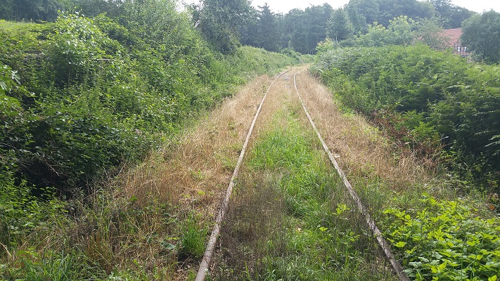 Verlaten spoorlijn tijdens wandeling over Hermannsweg van Tecklenburg naar Brochterbeck op wandelreis in het Teuroburgerwald in Duitsland