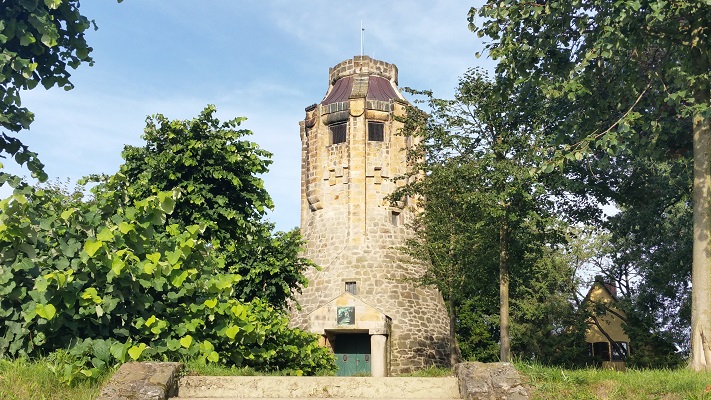 Bismarcktoren in Tecklenburg tijdens wandeling over Hermannsweg van Tecklenburg naar Brochterbeck op wandelreis in het Teuroburgerwald in Duitsland