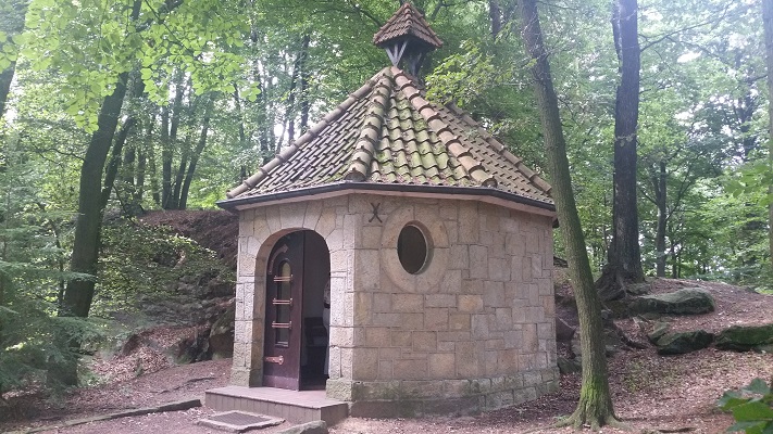 Bergkapel tijdens wandeling over Hermannsweg van Tecklenburg naar Brochterbeck op wandelreis in het Teuroburgerwald in Duitsland