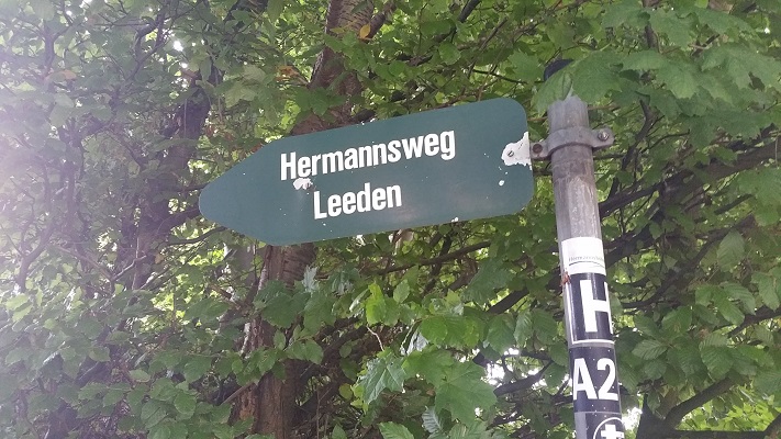 Wegwijzer Leeden tijdens wandelig over de Hermannsweg van Tecklenburg naar Lengerich op wandelreis in het Teuroburgerwald in Duitsland
