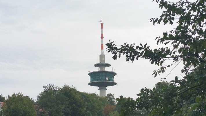 Zend- en tv-toren tijdens wandelig over de Hermannsweg van Tecklenburg naar Lengerich op wandelreis in het Teuroburgerwald in Duitsland