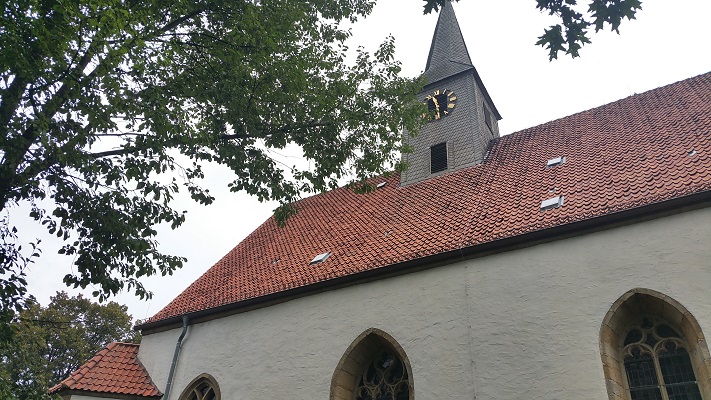 Kerkje tijdens wandelig over de Hermannsweg van Tecklenburg naar Lengerich op wandelreis in het Teuroburgerwald in Duitsland