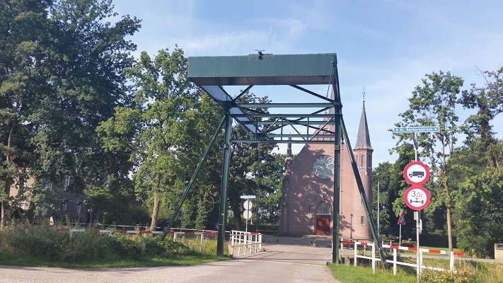 Wandelen over het Hertogenpad bij brug in Griendtsveen