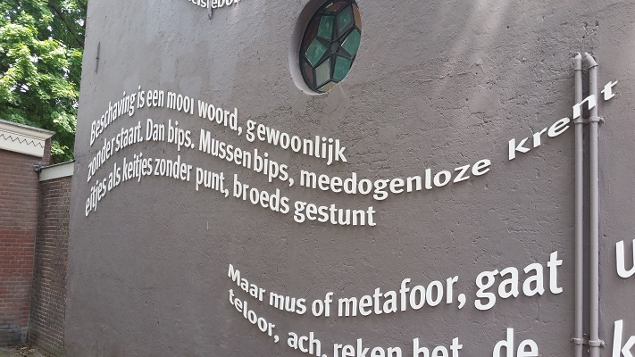 Wandelen over het Hugo de Grootpad bij tekst in Tilburg