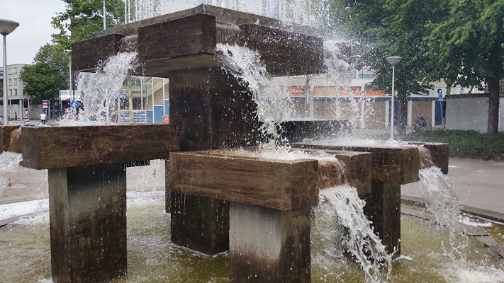 Wandelen over het Hugo de Grootpad bij fontein in Tilburg