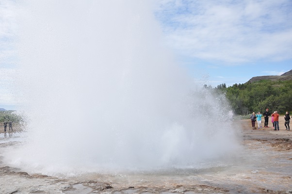 IJsland-10 Spuitende geiser bij Geysir tijdens wandeling in Pengvellir in Nationaal Park Gouden Cirkel op wandelreis in IJsland