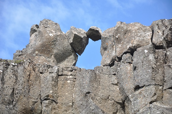 Stenen boog tijdens wandeling in Pengvellir in Nationaal Park Gouden Cirkel op wandelreis in IJsland