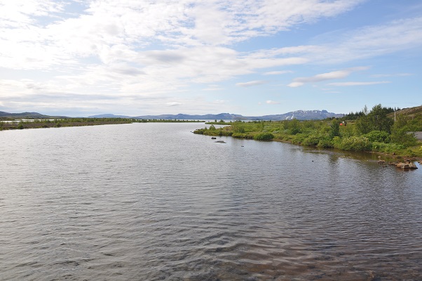 IJsland-4 Meren bij Pengvellir tijdens wandeling in Pengvellir in Nationaal Park Gouden Cirkel op wandelreis in IJsland