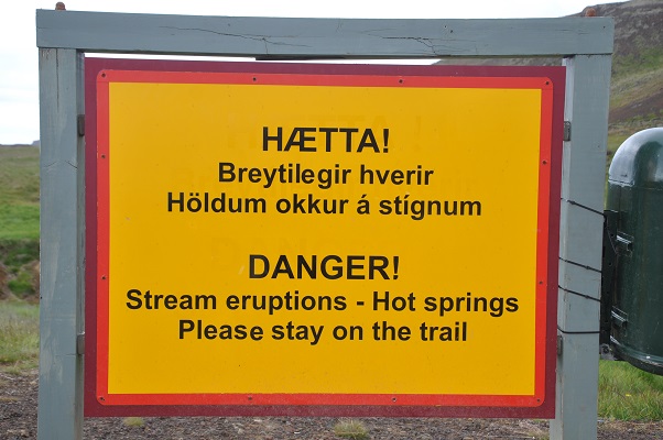 'Danger' tijdens wandeling op zuidkust op wandelreis in IJsland