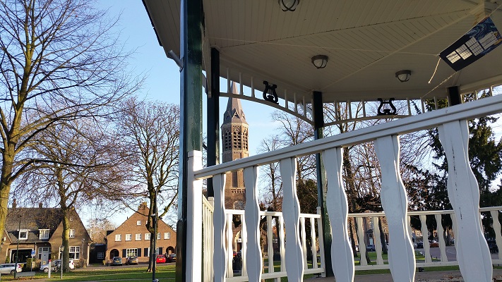 Kiosk en kerk in Nuenen tijdens een wandeling in het spoor van Van Gogh in Nuenen