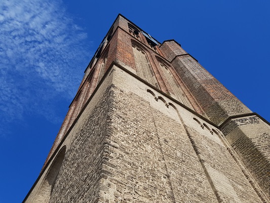 Wandelen over klompenpad Batouwepad bij de kerk in Lienden