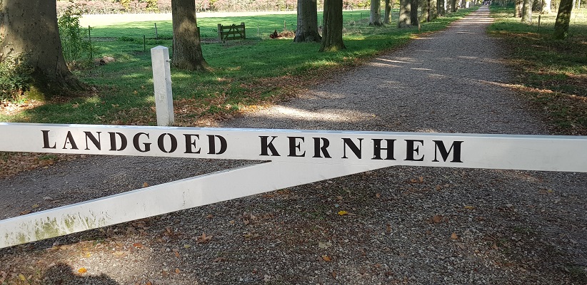 Wandelen over klompenpad Doesburgermolenpad bij toegangspoort landgoed Kernhem