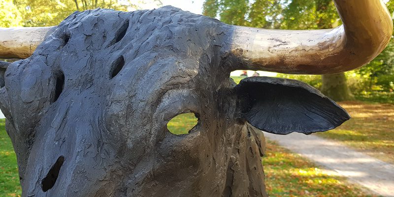 Wandelen over klompenpad Doesburgermolenpad bij beeld beeldentuin Stichting Kernhem