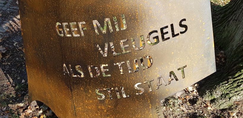 Wandelen over klompenpad Doesburgermolenpad bij beeldentuin Stichting Kernhem