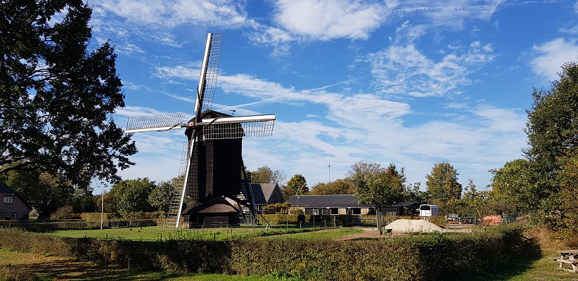Wandelen over klompenpad Doesburgermolenpad langs de Doesburgermolen