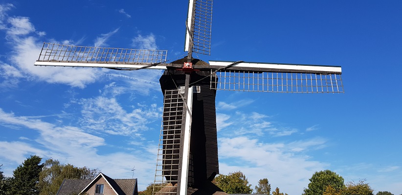 Wandelen over klompenpad Doesburgermolenpad bij de Doesburgermolen