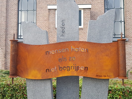 Wandelen over Kuilenburgerpad in Culemborg bij plaquette voormalige synagoge