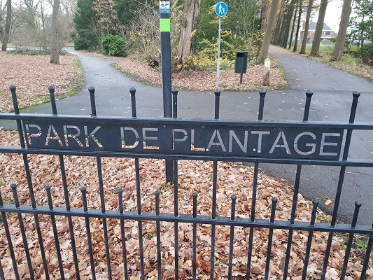 Wandelen over Kuilenburgerpad in Culemborg door stadspark De Plantage