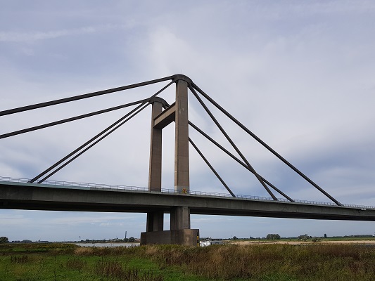 Wandelen over klompenpad Lauwsepad bij de Waalbrug in Beneden-Leeuwen