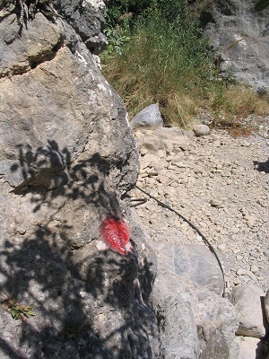 Markering op rotsen tijdens een wandeling door de Kritsakloof op Kreta in Griekenland