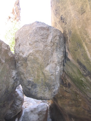 Hangende rots tijdens een wandeling door de Kritsakloof op Kreta in Griekenland