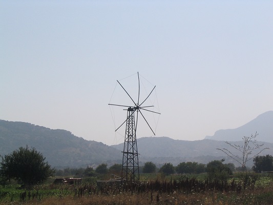 Windmolen tijdens een rondwandeling bij Dzermiado op wandelreis op Kreta in Griekenland