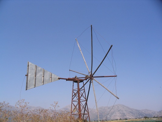 Windmolen tijdens een rondwandeling bij Dzermiado op wandelreis op Kreta in Griekenland