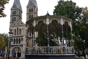 Kerk in Roermond tijdens wandeling over Maas-Niederrheinpad