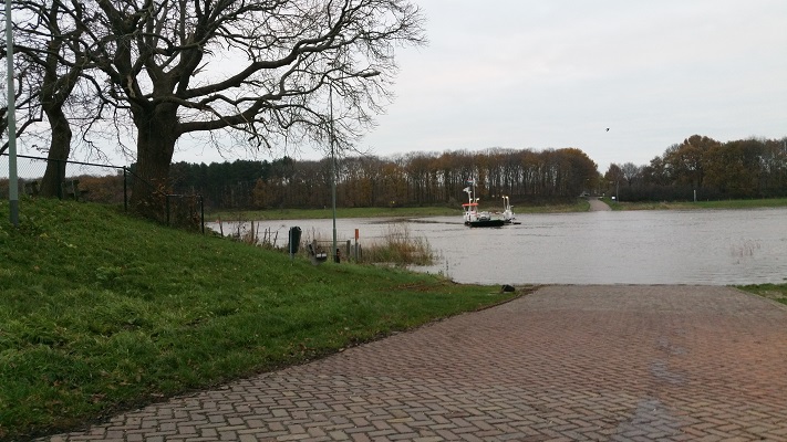 Veerpont Arcen op wandeling over het Maaspad van Arcen naar Venlo