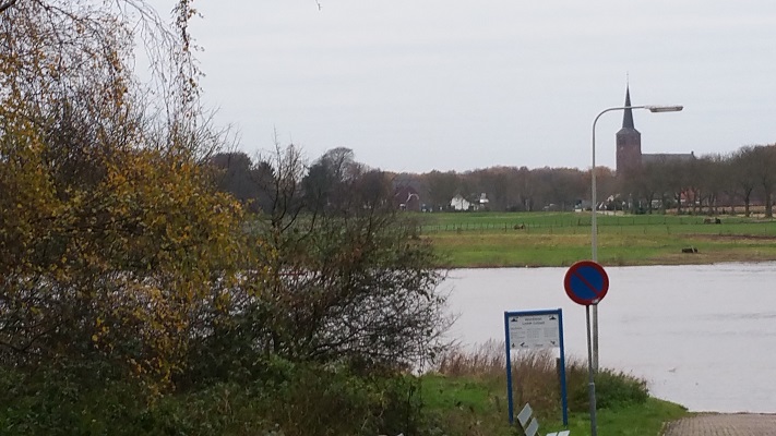 Zicht op Broekhuizen op wandeling over het Maaspad van Arcen naar Venlo