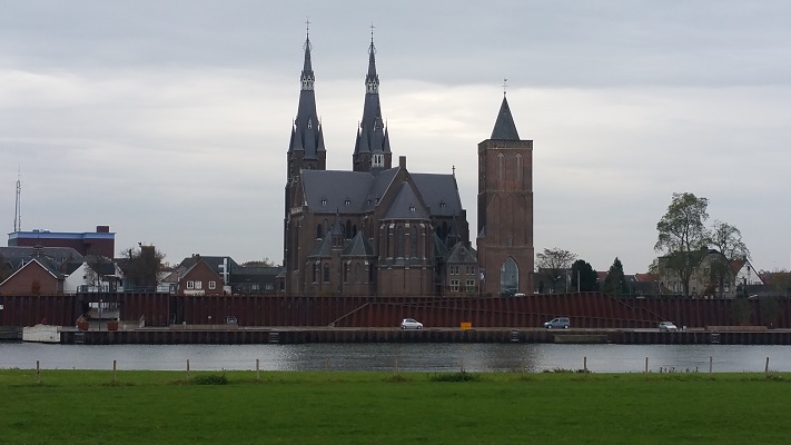 Kerk Cuyk aan de Maas op een wandeling over het Maaspad van Beugen naar Cuyk