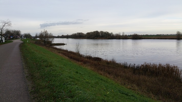 De Maas bij Bokhoven op wandeling over het Maaspad van Den Bosch naar Heusden