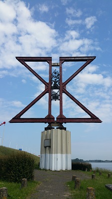 Kunstwerk spoorbrug over Hollands Diep op een wandeling over het Maaspad van Drimmelen naar Moerdijk