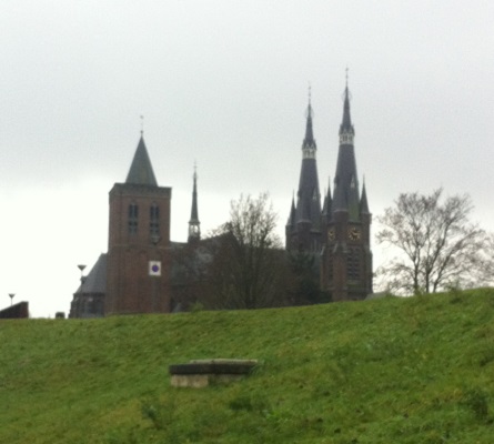 Kerk in Cuyk op een wandeling over het Maaspad van Grave naar Cuyk