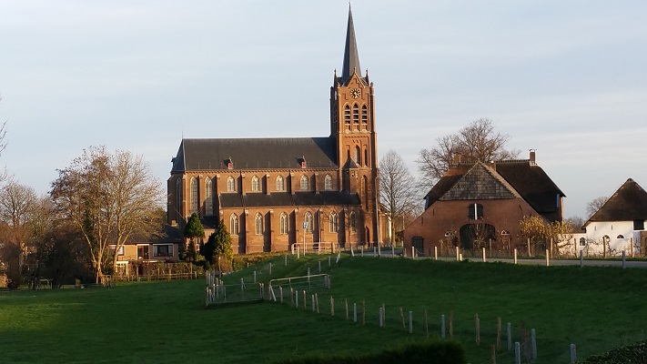 Kerk Maasbommel tijdens wandeling over Maaspad van Lith naar Megen