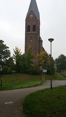 Kerk Maasbracht tijdens een wandeling over het Maaspad van Maasbracht naar Roermond