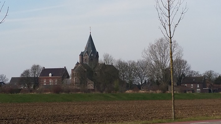 Zicht op kerk van Ohé en Laak op een wandeling over het Maaspad van Maaseik naar Maasbracht