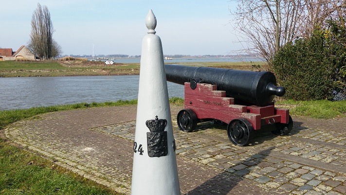 Grenspaal en kanon Stevensweert op een wandeling over het Maaspad van Maaseik naar Maasbracht