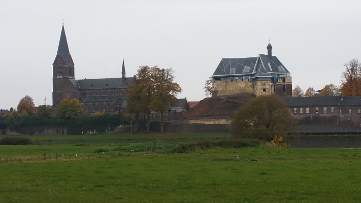 Zicht op Reuver met kasteel Reuversweerd op een wandeling over het Maaspad van Reuver naar Venlo