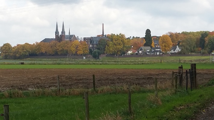 Zicht op Tegelen op een wandeling over het Maaspad van Reuver naar Venlo