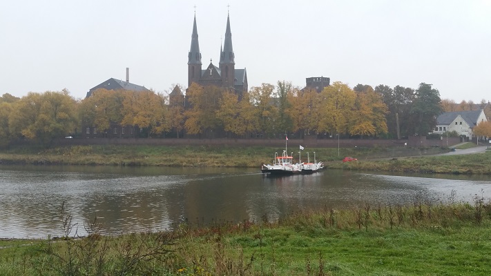 Zicht op Tegelen op een wandeling over het Maaspad van Reuver naar Venlo