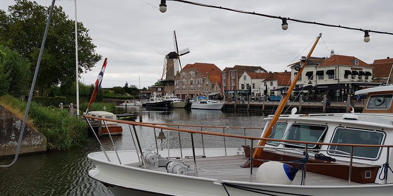 Molen en haven Willemstad op een wandeling over het Maaspadvan Stad aan 't Haringvliet naar Willemstad