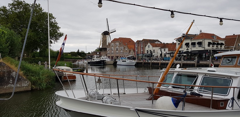 Molen en haven Willemstad op een wandeling over het Maaspadvan Stad aan 't Haringvliet naar Willemstad