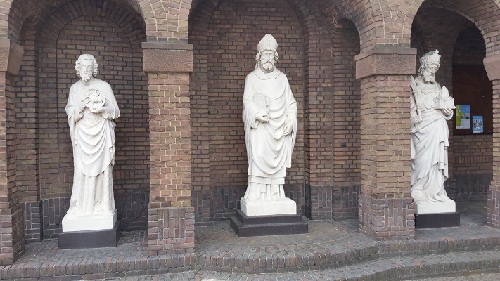 Wandelen over het Marikenpad bij beeldengroep bij Korvelse Kerk in Tilburg