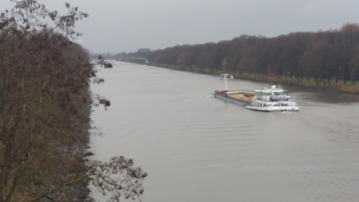 Wandelen over het Marikenpad bij het Maas-Waalkanaal in Nijmegen