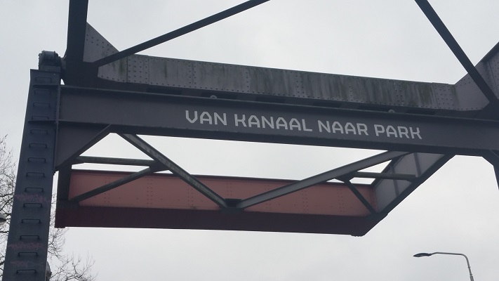 Wandelen over het Marikenpad bij brug over de Zuid-Willemsvaart in Den Bosch