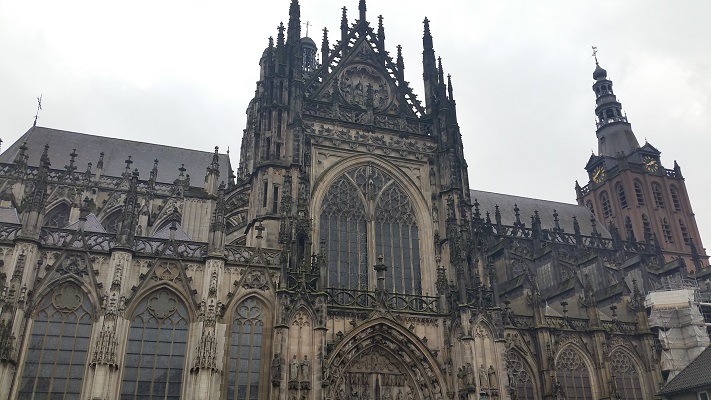 Wandelen over het Marikenpad bij Sint Jans Kathedraal in Den Bosch