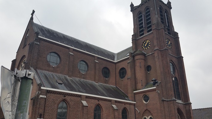 Wandelen over het Marikenpad bij kerk in Hintham Den Bosch